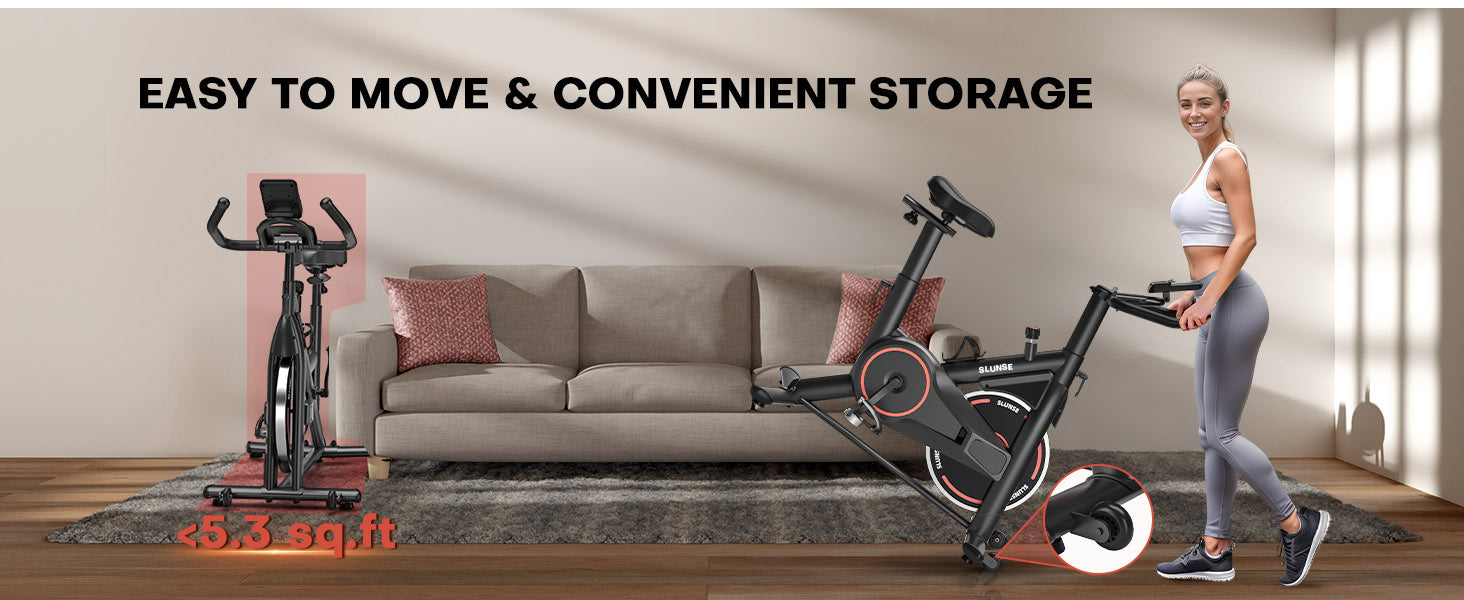 Cyclette con una donna in piedi accanto, posizionata su un pavimento in legno in un soggiorno.