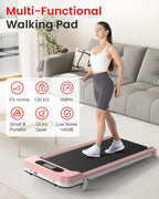 Donna che utilizza un tappetino multifunzionale rosa per camminare in un soggiorno.