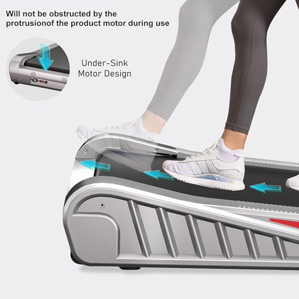 Persona che utilizza uno stepper portatile con testo che evidenzia il design del motore sottolavello.