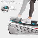 Persona che utilizza uno stepper portatile con testo che evidenzia il design del motore sottolavello.