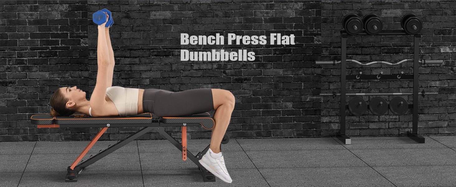 Persona che esegue la panca piana con i manubri in palestra