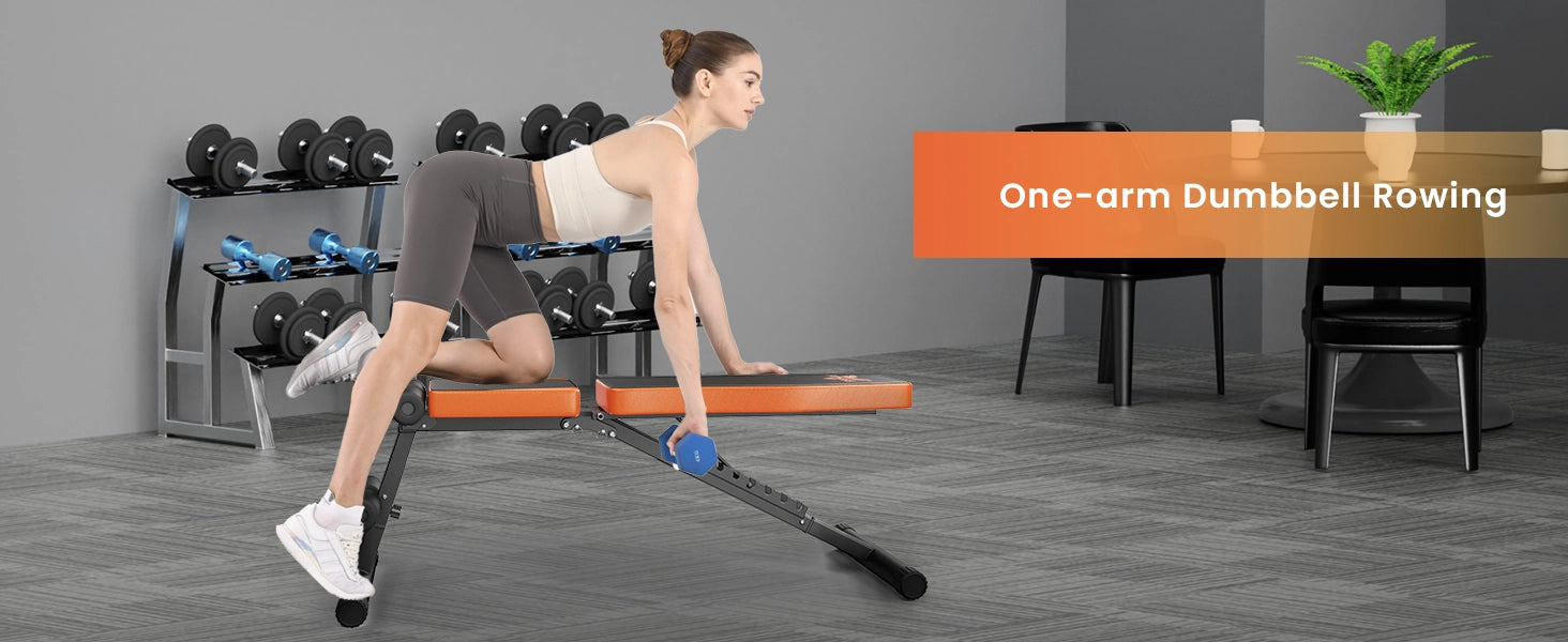 Donna che esegue esercizi con manubri a un braccio in un ufficio domestico con attrezzature da palestra.