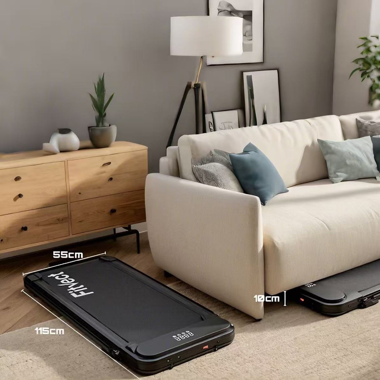 Valigia nera su un pavimento in legno con un divano beige e un mobiletto in legno sullo sfondo.