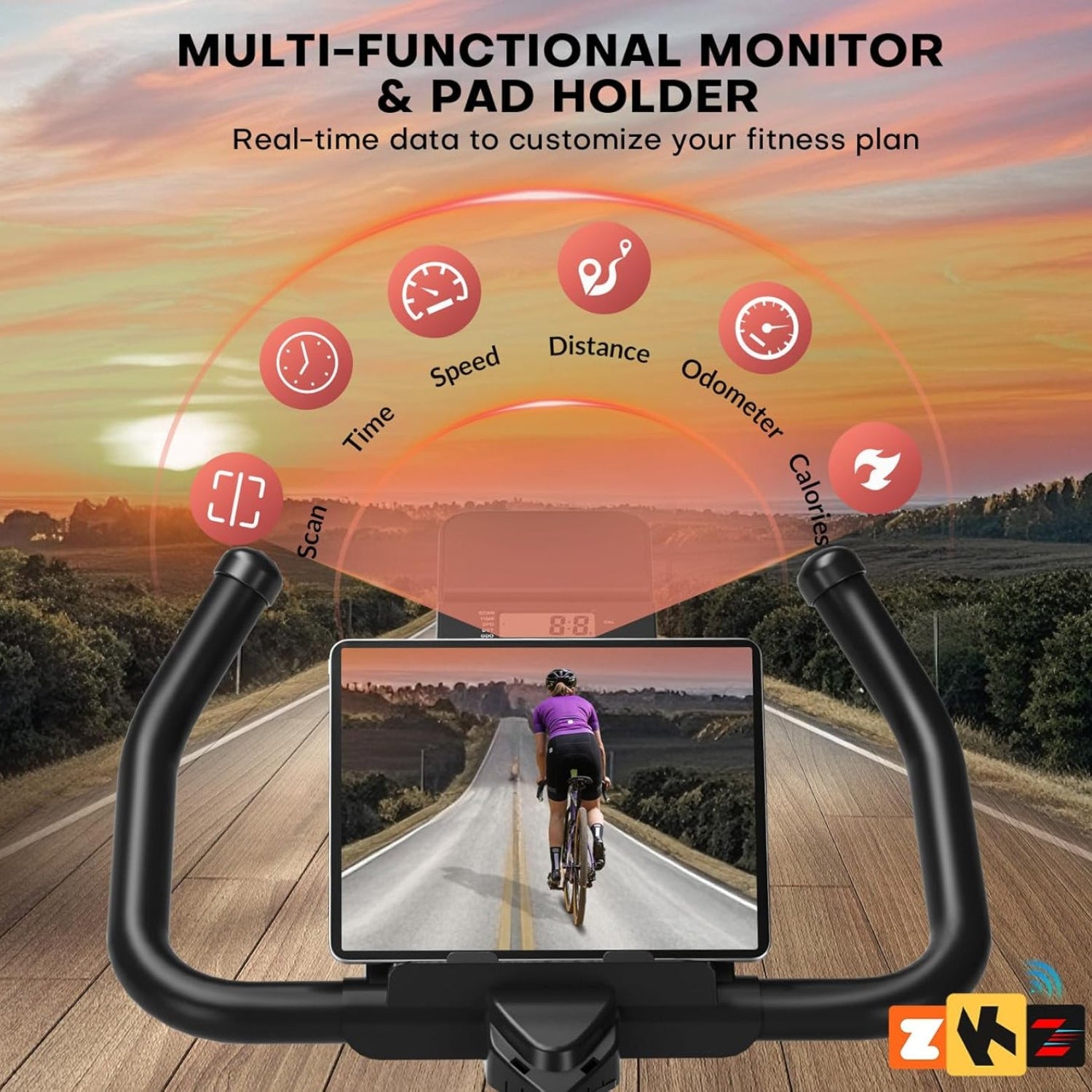 Manubrio di bicicletta con monitor che mostra un ciclista su strada, sullo sfondo di un tramonto.